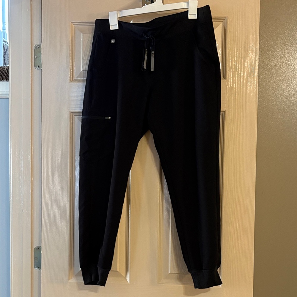 Figs women’s medium petite regular rise Zamora scrub pants.